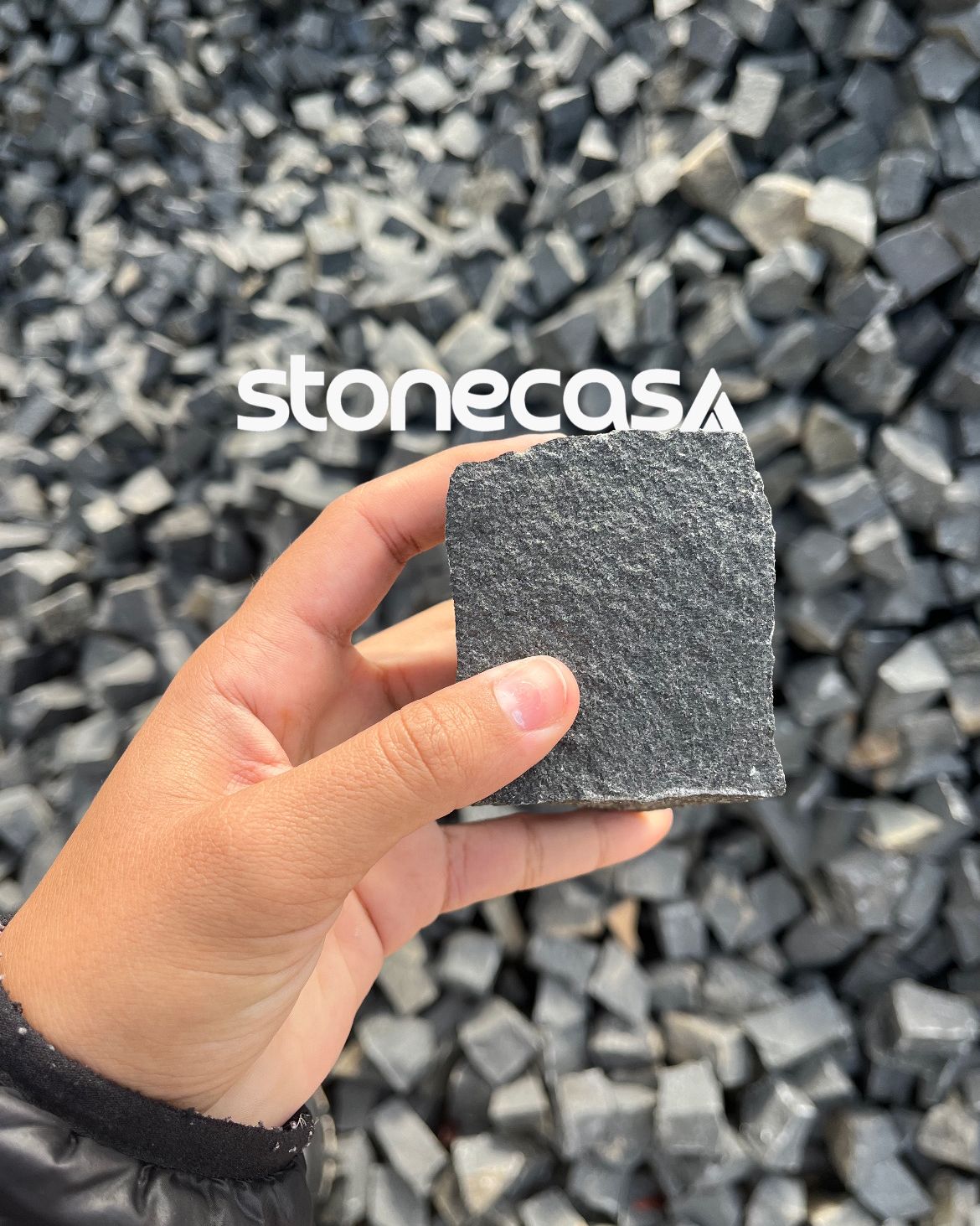 Petit Pavê de Cor Negra Intensa | Pedra Portuguesa Negra Stone Casa® — Pedras Naturais Eco-Friendly Petit Pavê de Cor Negra Intensa — Pedra Portuguesa Negra Stone Casa® eco-friendly